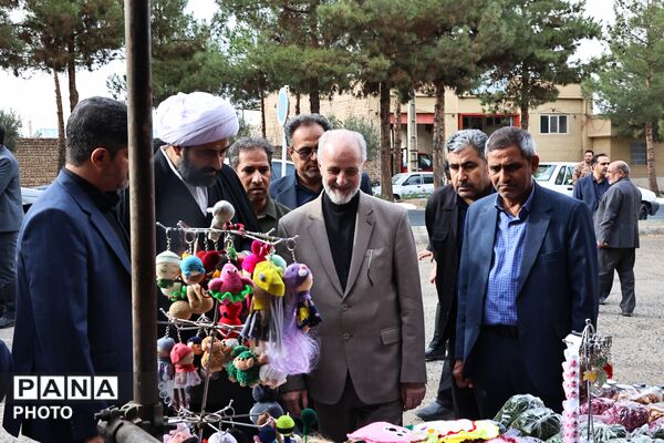 افتتاحیه بازارچه انار و کاپشن در شهر کهک