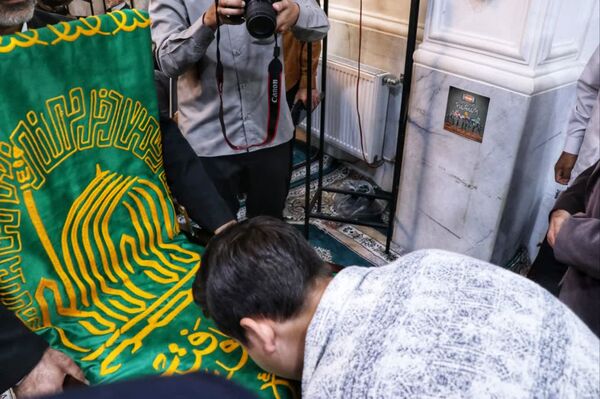 پرچم متبرک امام رضا (ع) در جشن ولادت امام رئوف در مسجد امام حسن عسکری (ع) بجنورد 