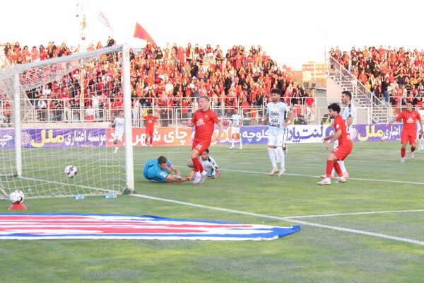 برد شیرین تراکتور در خانه مقابل آلمینیوم اراک