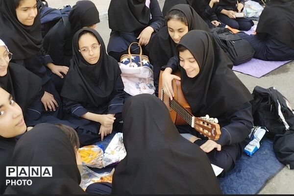 تپش زندگی در بین دانش‌آموزان دبیرستان عفت آهنگری 