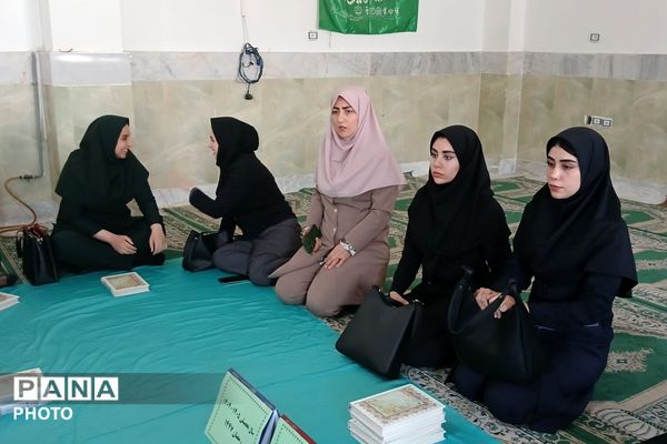 محفل انس با قرآن در دبستان سیاح‌مقدم رباط‌کریم