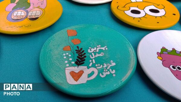 نمایشگاه هنر آفرین ،فروش محصولات و صنایع دستی در دبیرستان عزت طلایی 