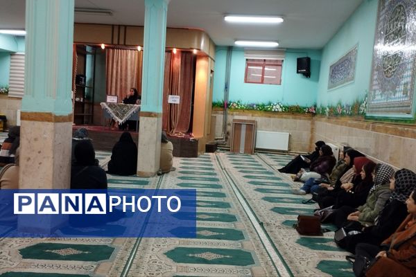 جلسه‌ آموزش خانواده در رباط‌کریم