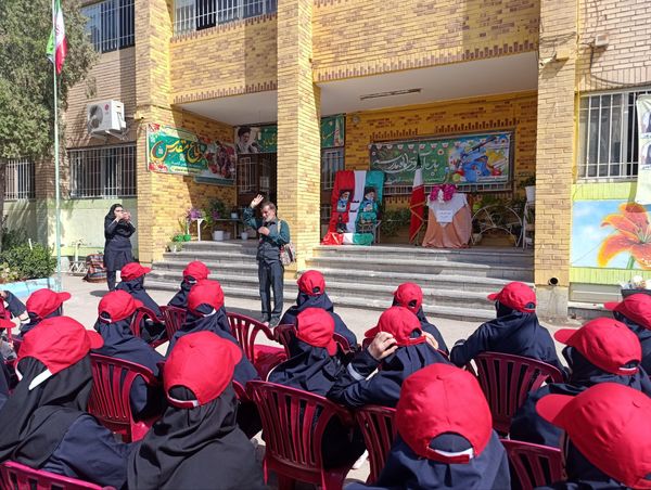 روایت گری جنگ تحمیلی هشت سال دفاع مقدس در دبیرستان دخترانه شاهد قدسیان 