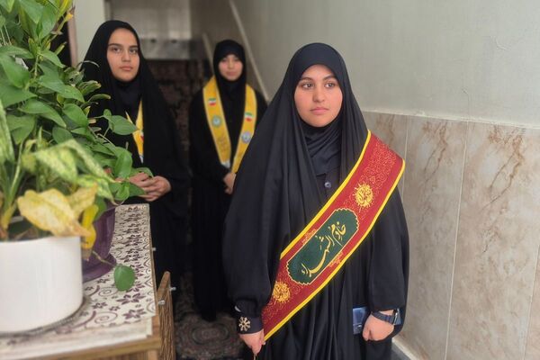 دیدار دانش آموزان فرزانگان با خانواده شهید صفری علمدار