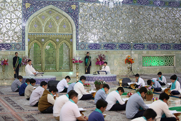 ترتیل خوانی دانش‌آموزان در حرم حضرت معصومه(س)