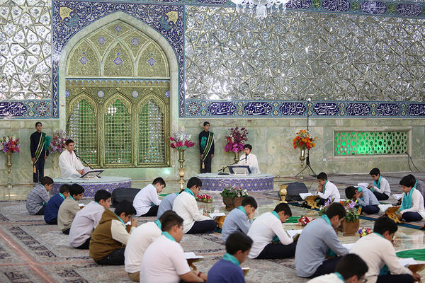 ترتیل خوانی دانش‌آموزان در حرم حضرت معصومه(س)
