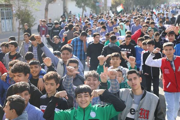 حضور پرشور دانش‌آموزان در راهپیمایی ۱۳آبان منطقه کهریزک 