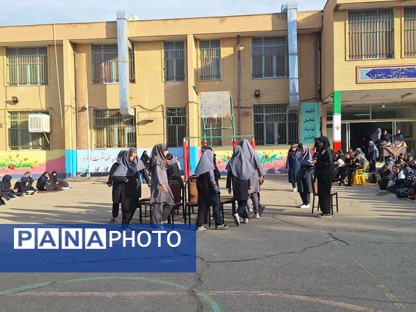 مسابقات ورزشی و اهدای جوایز به ورزشکاران مدال آور در دبیرستان شهید بابایی