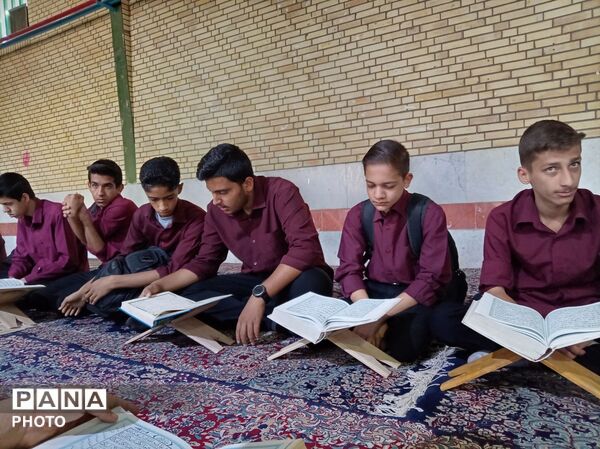 تلاوت نور، در دبیرستان شاهد باحضور باشکوه دانش‌آموزان