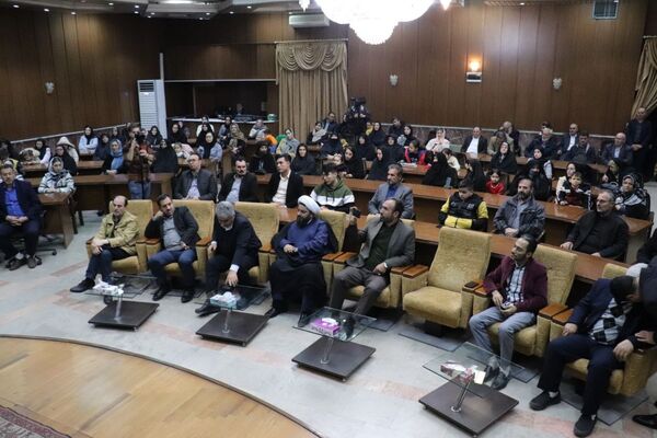 رونمایی کتاب «سه کبوتر حدادان» دانش‌آموز تبریزی