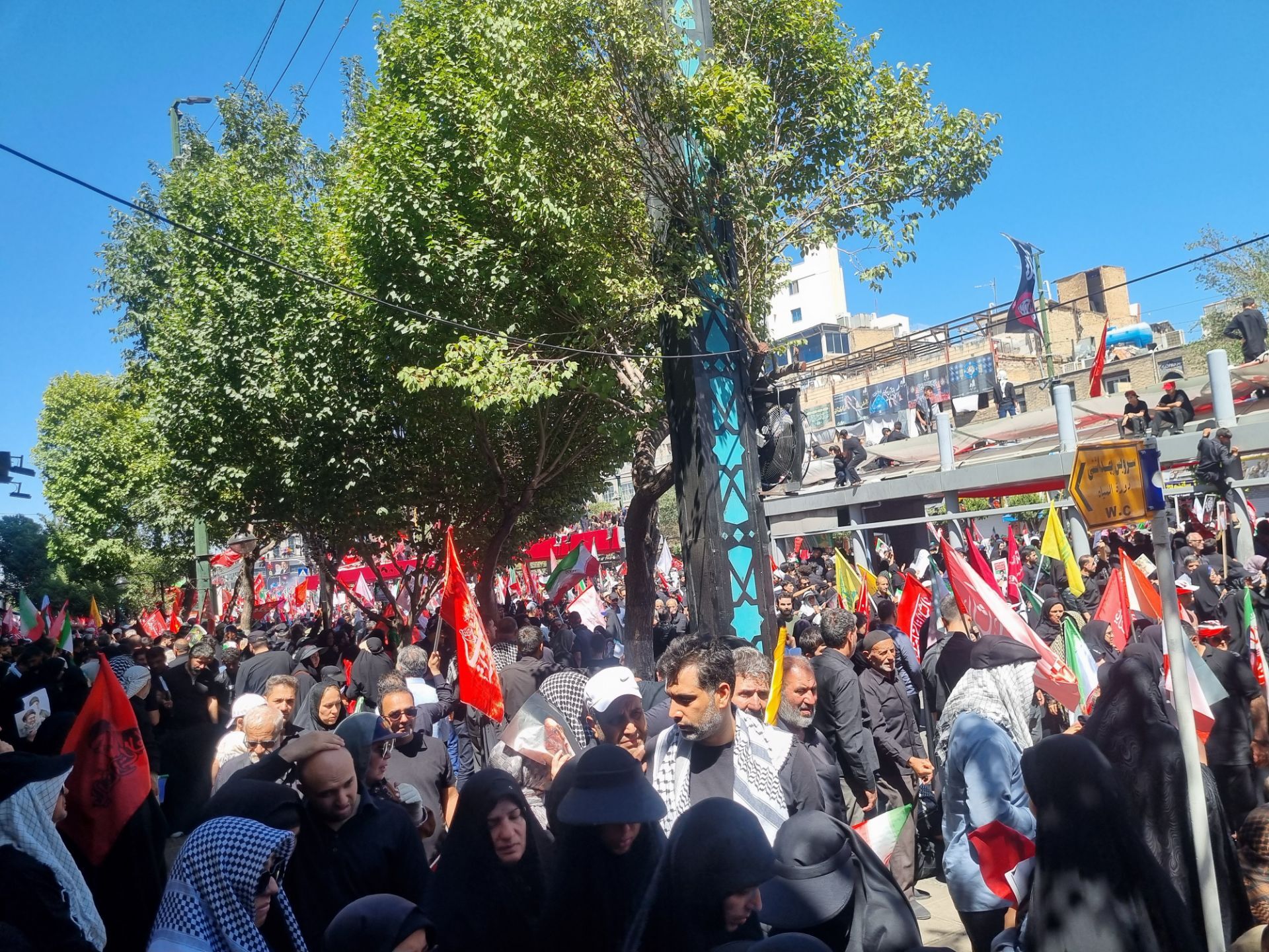 میراث خونین؛ مشهد در تپش قلب عشق به رهبر شهید
