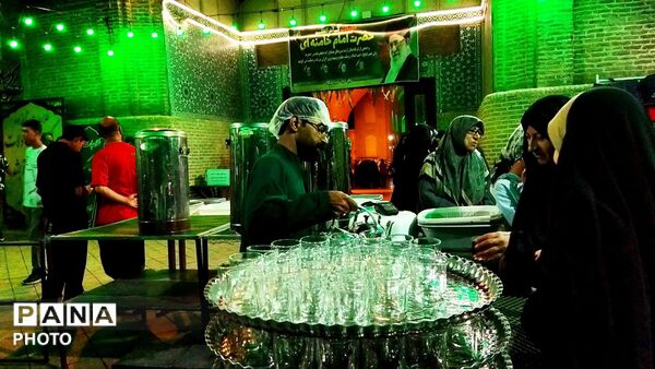 طعم خدمت و محبت؛ عطر فاطمی در «چایخانه حضرت زهرا (س)» پیچید