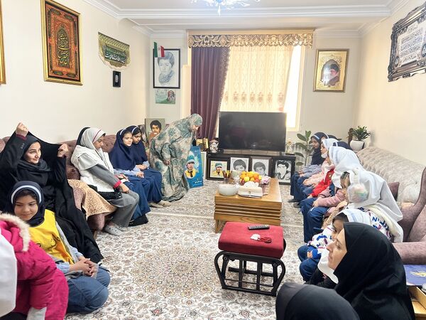 دیدار دانش‌آموزان دبستان المهدی ناحیه 2 کرج با خانواده دانش‌آموز شهید رضا پناهی
