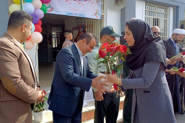 آیین سپاس معلم در دبستان امام‌حسن مجتبی(ع) رودهن