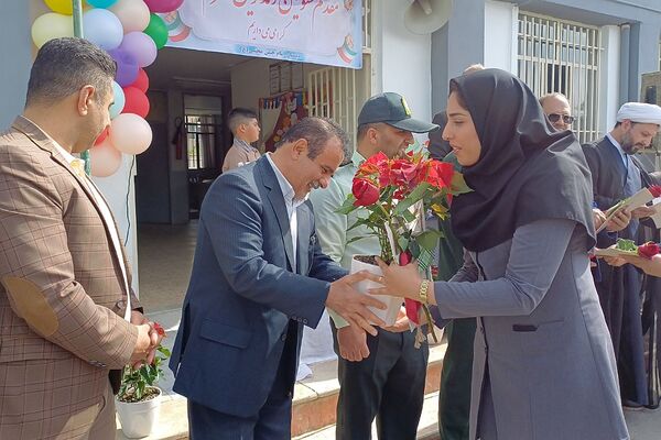 آیین سپاس معلم در دبستان امام‌حسن مجتبی(ع) رودهن