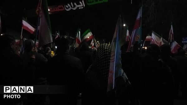 حضور وطن دوستان  نیشابوری زیر باران رحمت در سی و هشتمین شب از اجتماعات مردمی 