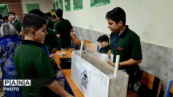 جشن علم در نمایشگاه «فانوس»؛ نمایش قدرت پژوهشگری دانش‌آموزان علامه حلی ۲