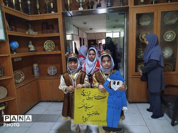 تجلیل دانش آموزان از حافظان امنیت  در نیشابور