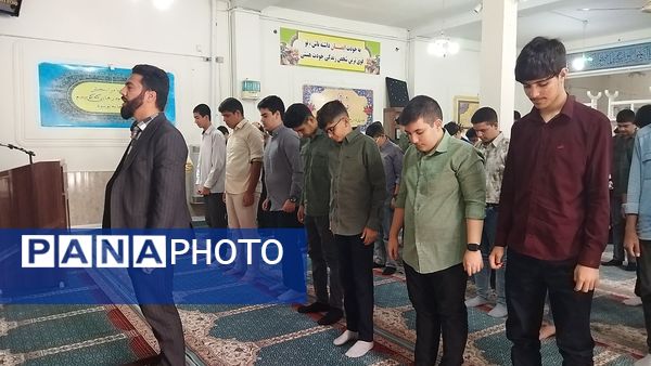 اولین نماز جماعت دبیرستان شاهد ابوذر غفاری در سال تحصیلی جدید 