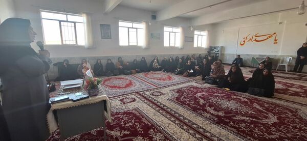 جلسه توانمندسازی والدین پایه هفتم و گفتمان تربیتی- درسی در دبیرستان فیاض کاشمر