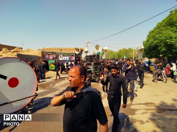 مراسم دسته‌روی زنجیرزنی ظهر عاشورا در روستای فدافن کاشمر