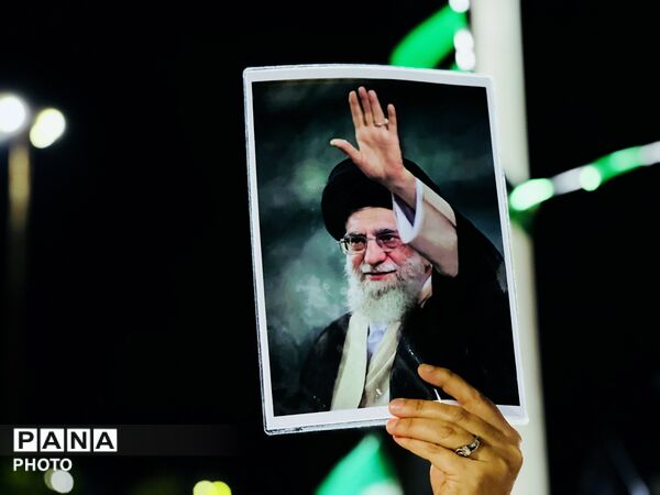 ایستادگی با چاشنی وحدت