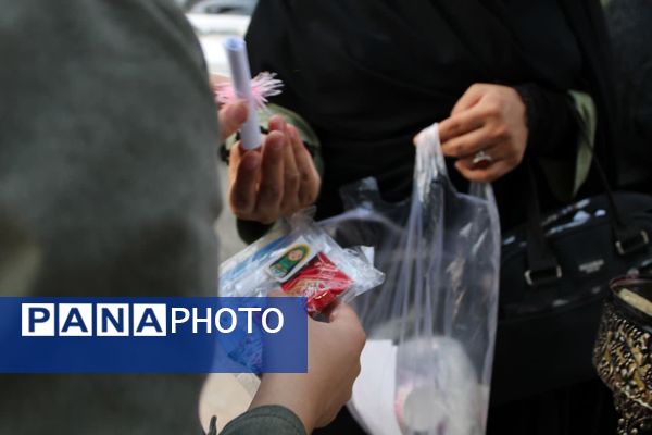 اهدای بسته فرهنگی و برپایی غرفه حجاب