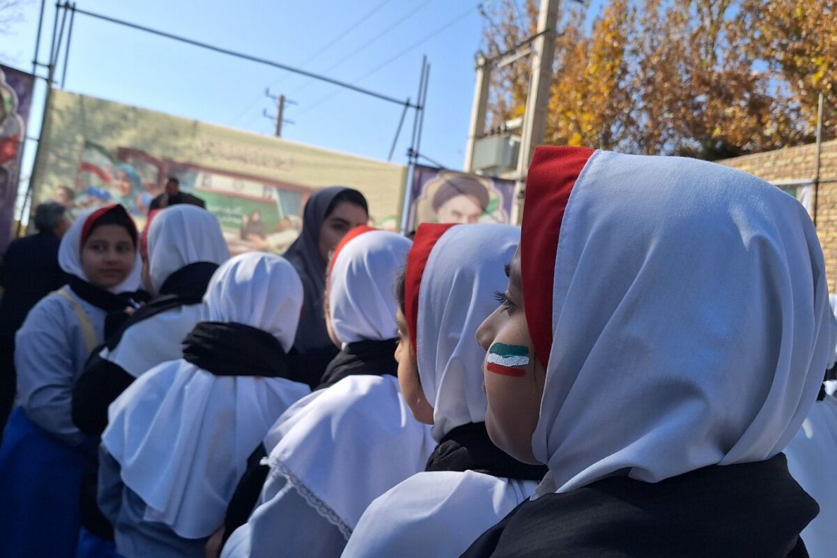 برگزاری راهپیمایی یوم الله ۱۳ آبان با حضور دانش‌آموزان و مسئولین در صفادشت 