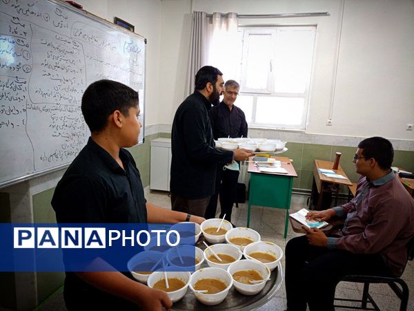 پخش غذای نذری بین دانش آموزان دبیرستان میثاق 