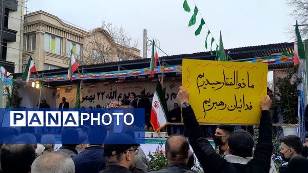 ۲۲ بهمن  صحنه حضور مردم؛ از کودکان پرشمار تا روایت‌های میانسالان