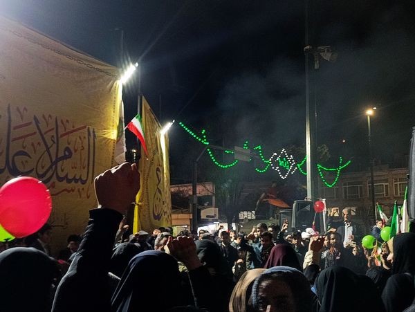 فریاد «الله‌اکبر» مردم در خیابان امام رضا(ع)؛ شبی پرشور در آستانه ۲۲ بهمن