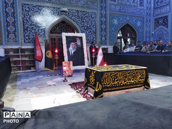 گذری بر مزار رهبر شهید و خانواده شهیدشان در دارلذکر حرم مطهر رضوی 