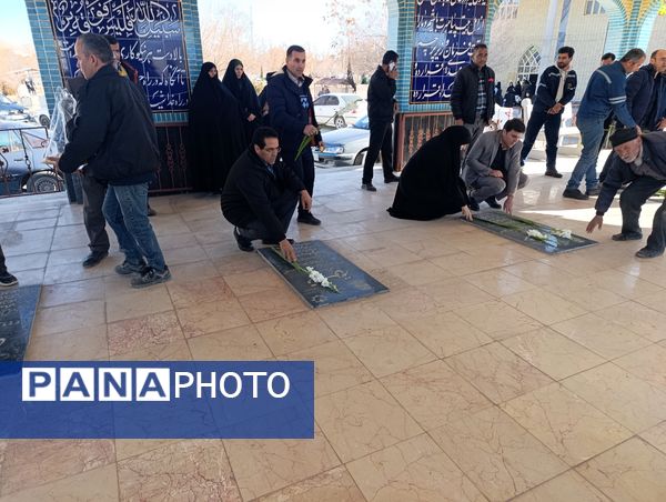 گلباران قبور شهدای شهر سفیددشت به مناسبت دهه فجر