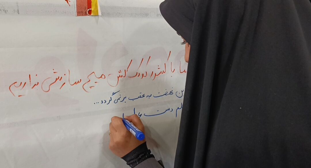 برپایی نمایشگاه «شهدای جنگ رمضان» در روستای مؤمن آباد قم
