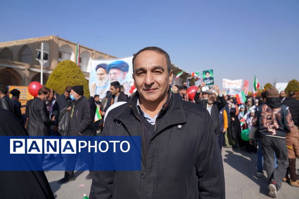 بازدید مدیرکل آموزش و پرورش از غرفه اداره‌کل نوسازی مدارس استان اصفهان در راهپیمایی 22 بهمن