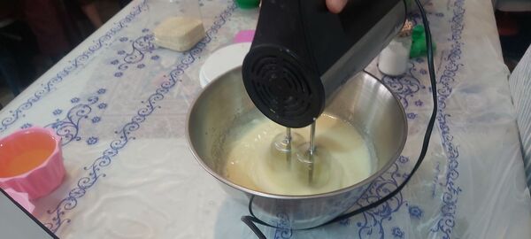 شیرینیِ دوستی اردوی دختران مهدیه در کارگاه شیرینی‌پزی کانون  امام خمینی(ره)