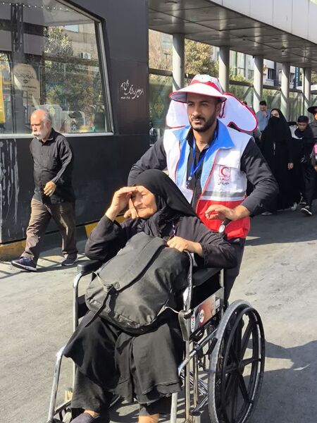 خدمت جوانان هلال‌احمر همدان به زائران رضوی در طرح ملی «قدم به قدم در مسیر بهشت»