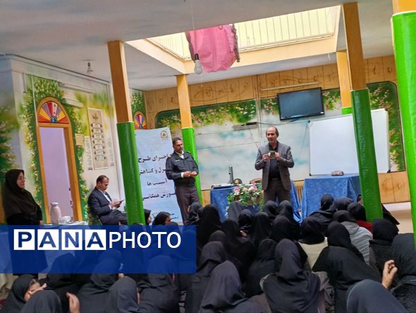  جلسه آموزش خانواده در دبیرستان نمونه اندیشه 