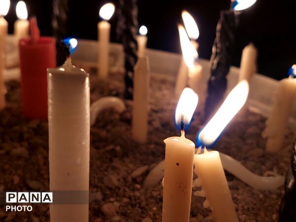 شمع ها هم‌نوا با خیمه‌ها در شامِ غریبان