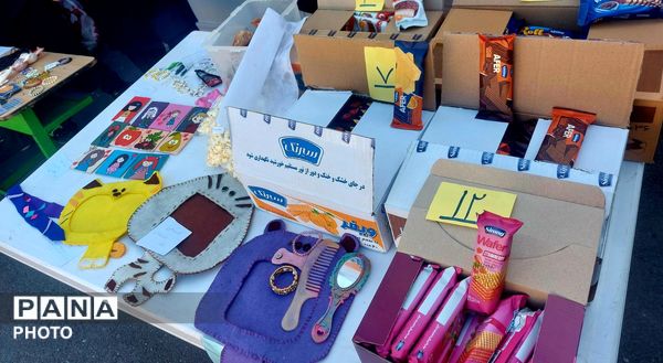 بازارچه کارآفرینی دانش‌آموزی در دبیرستان دخترانه سرافرازان ۲ ناحیه ۶ مشهد