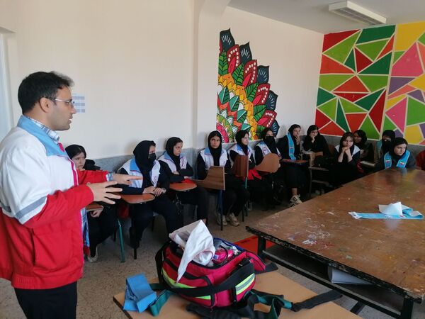 نواختن زنگ زلزله در دبیرستان کوشش شهرستان فاروج 