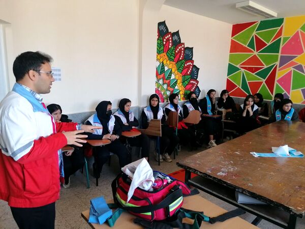نواختن زنگ زلزله در دبیرستان کوشش شهرستان فاروج 