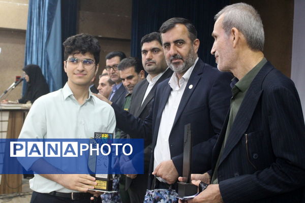 تجلیل از برگزیدگان دبیرستان شهید بهشتی شهرستان بوشهر (2)