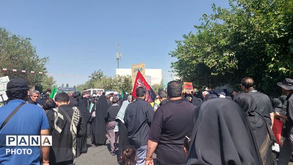 دریای جمعیت در خیابان‌های منتهی به مصلای امام خمینی(ره)