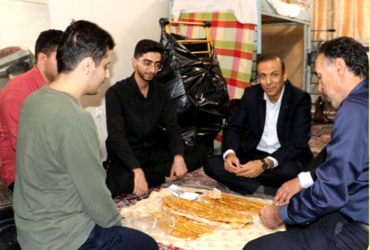 رئیس دانشگاهی که با معلمان آینده هم‌سفره شد