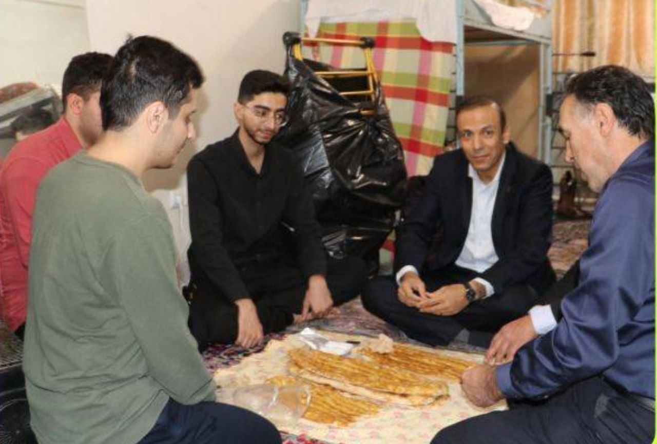 رئیس دانشگاهی که با معلمان آینده هم‌سفره شد