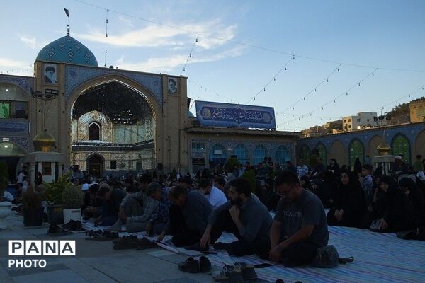 طنین نوای ملکوتی دعای عرفه در حرم حضرت جعفر بن موسی الکاظم (ع) پیشوا
