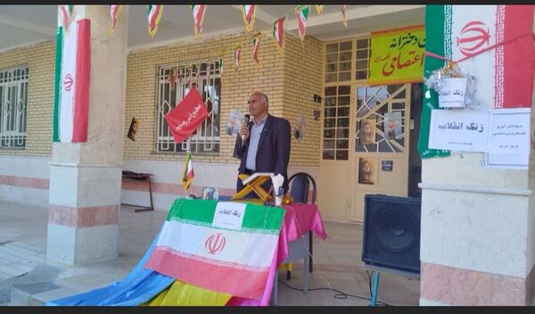 نواخته شدن زنگ انقلاب در هنرستان پروین اعتصامی چاروسا