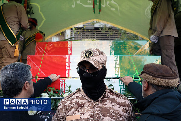 تشییع پیکرهای ۱۰۰ شهید گمنام از مقابل دانشگاه تهران